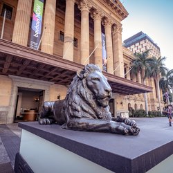 Brisbane, Australia - Mar 25, 2021: Lion sculpture in front of the Brisbane City Hall door Alex Cimbal (bron: shutterstock)
