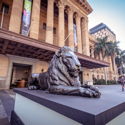 Brisbane, Australia - Mar 25, 2021: Lion sculpture in front of the Brisbane City Hall door Alex Cimbal (bron: shutterstock)