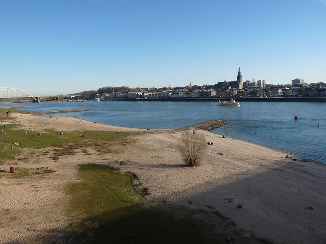 Strand aan de Waal met uitzicht op Nijmegen door Smiley.toerist (bron: Wikimedia Commons)