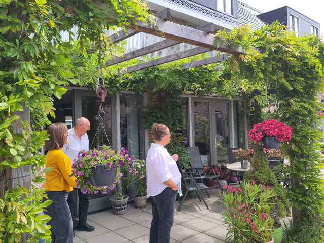 Ontmoeting in de gedeelde tuin van Thuishuis Noordwijk door Stichting Thuis in Welzijn (bron: Stichting Thuis in Welzijn)