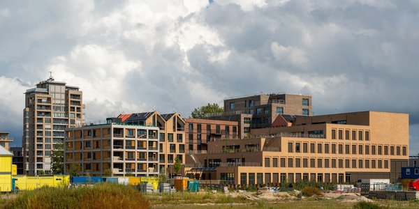 Lopende bouw van nieuwe, moderne, wijk genaamd Holland Park, Diemen door Milos Ruzicka (bron: Shutterstock)