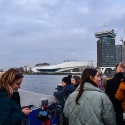 IJ-rivier, het Eye Filmmuseum en de A'DAM Toren. door Emzzi (bron: shutterstock)