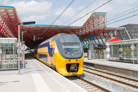 A train is leaving the central station of Lelystad, the Netherlands door T.W. van Urk (bron: Shutterstock)