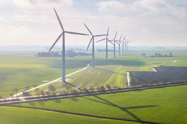Luchtfoto van windturbines in groene landbouwgrond in Friesland, door Thomas Roell (bron: Shutterstock)