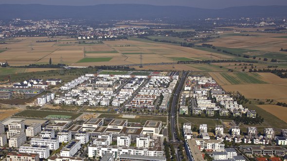 Cover_Riedberg_Frankfurt_campus tegen de heuvels.jpg