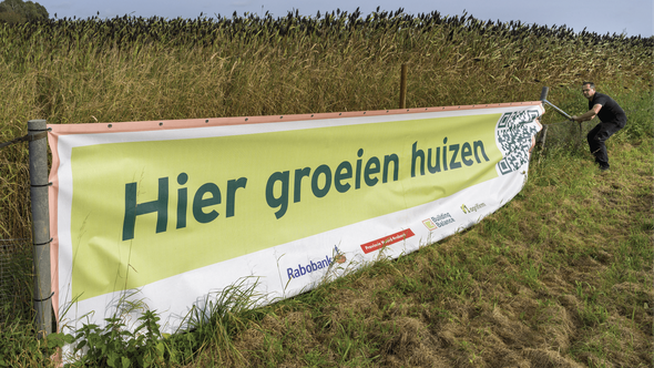 Hier groeien huizen spandoek door Marc Bolsius (bron: Vitale Peel)