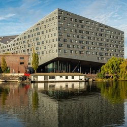 Panorama van het Oostelijk Havengebied in Amsterdam door Milos Ruzicka (bron: Shutterstock)