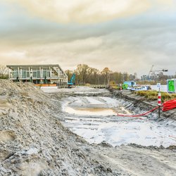 Zegerplas, Wet'n Wild, Alphen aan den Rijn, South Holland, Netherlands, March 19 2019: Remediation of contaminated soil and restoration of water bottom, outdoor swimming pool and sandy beach door Photodigitaal.nl (bron: shutterstock)