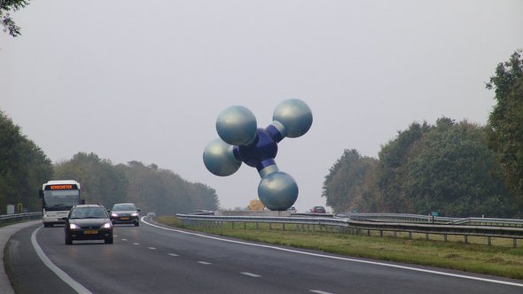 "Groningen, Sculpture, Molecule" (CC BY-ND 2.0) by Detlef Schobert door Detlef Schobert (bron: Flickr)