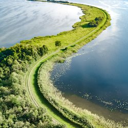 Dam in het water door JaySi (bron: Shutterstock)