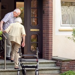 Ouder koppel voor woning door Ingo Bartussek (bron: Shutterstock)