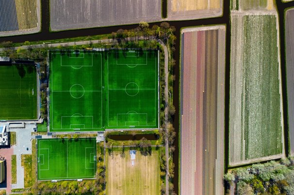 Voetbalvelden tussen tulpen en kanalen. door Ivan Vasylyev (bron: shutterstock)