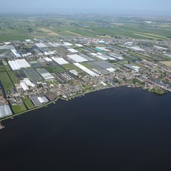 Kassen in Roelofarendsveen voor het Braassemermeer door Aerovista luchtfotografie (bron: Shutterstock)