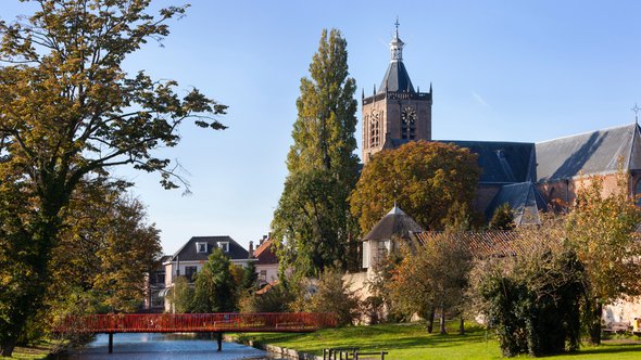 View on historic Vianen with church Grote Kerk and the old city wall in the Netherlands door Peter de Kievith (bron: Shutterstock)