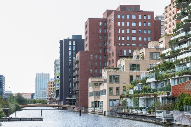 Moderne hoogbouw appartementsgebouwen in de zakenwijk - Zuidas, Amsterdam. door Wolf-photography (bron: Shutterstock)