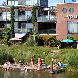 Samenspelende kinderen op een steiger door Urhahn (bron: Urhahn)