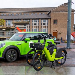 Eindhoven, The Netherlands - September 29 2021: Close up of Go Sharing vehicles. E-bike, e-scooter and e-car. Sustainable. Share a vehicle, use the app. Green, part of a serie. door robert coolen (Shutterstock)