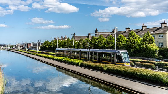 trein naast huizen -> DRIMNAGH LUAS TRAM STOP [GOLDENBRIDGE CE" (CC BY-SA 2.0) by infomatique door William Murphy (bron: Wikimedia Commons)