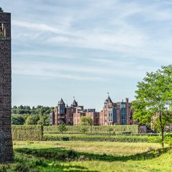 Uitzicht vanaf landgoed Kasteel Haverleij over de groene omgeving richting naastgelegen kasteel Lelienhuyze door Frans Blok (bron: Shutterstock)