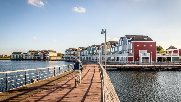 Fietser bij de gekleurde huisjes in Houten door JJFarq (bron: Shutterstock)