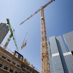 Kraan hijst een muur op een bouwplaats in Rotterdam door Peter de Kievith (bron: Shutterstock)