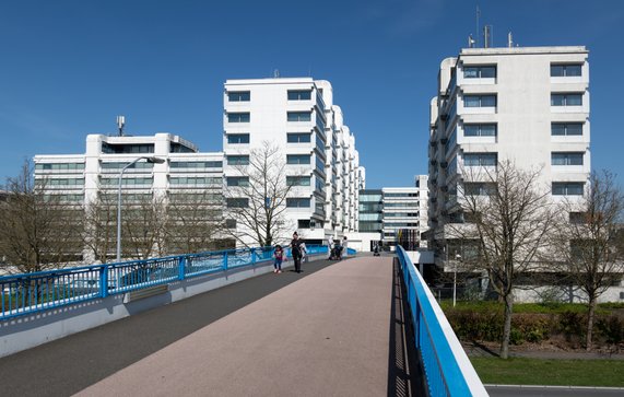 Voetgangersbrug met voetgangers naar groot wit kantoorgebouw (Smedinghuis) van Rijkswaterstaat in Lelystad door T.W. van Urk (bron: Shutterstock)
