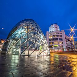 Night view of Eindhoven city center with modern futuristic architecture in Europe, De Blob, the underground bicycle parking and view of the old Philips factory. Eindhoven, Netherlands - March 6, 2019 door Nicolas Economou (bron: shutterstock)