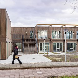 Houtbouw in Nieuw-Vennep door Martin Waalboer (bron: Aedes Magazine)