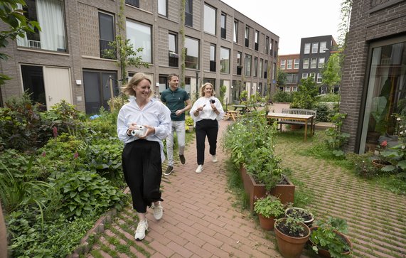 Deelnemers lopen rond in The Hudsons in Rotterdam en bespreken met elkaar welke inzichten ze uit de interviews met bewoners haalden door Frank Hanswijk (bron: ERA Contour)