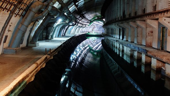Industriële tunnel met complexe leidingen door kudla (bron: shutterstock)