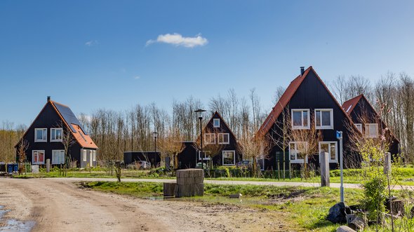 Milieuvriendelijke houten huizen in Almere Oosterwold door INTREEGUE Photography (bron: Shutterstock)