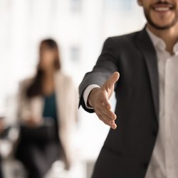 Handschuddende zakenman door AlyshaYogi (bron: Shutterstock)