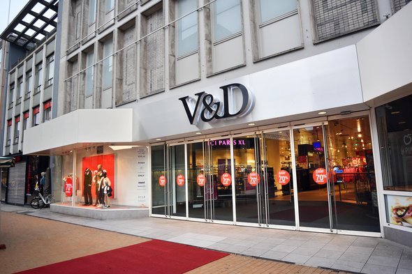 GRONINGEN, NETHERLANDS - JANUARY 11: V&D went bankrupt in December 2015. Vroom & Dreesmann is a Dutch chain of department stores owned by Sun Capital Partners. Taken on January 11, 2016 in Groningen. door defotoberg (bron: shutterstock)