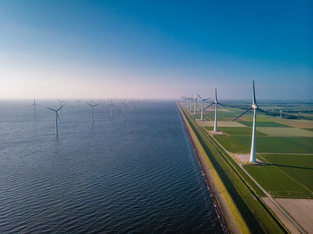 Windmolenpark op zee in het Westermeerwindpark door fokke baarssen (bron: Shutterstock)