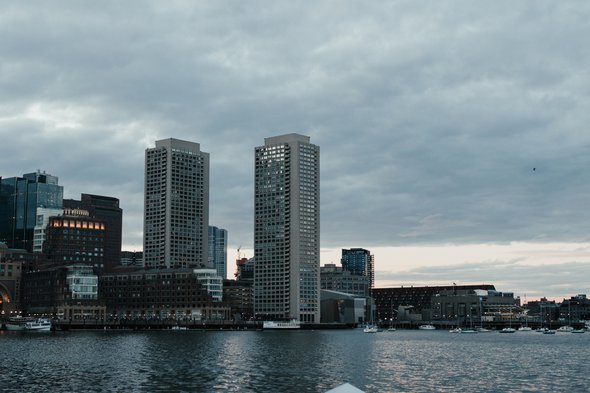 Cityscape over water on a cloudy day door Ethan T Yu (bron: Shutterstock)