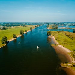 Maas, Nederland door NTG Drone Media (bron: shutterstock.com)