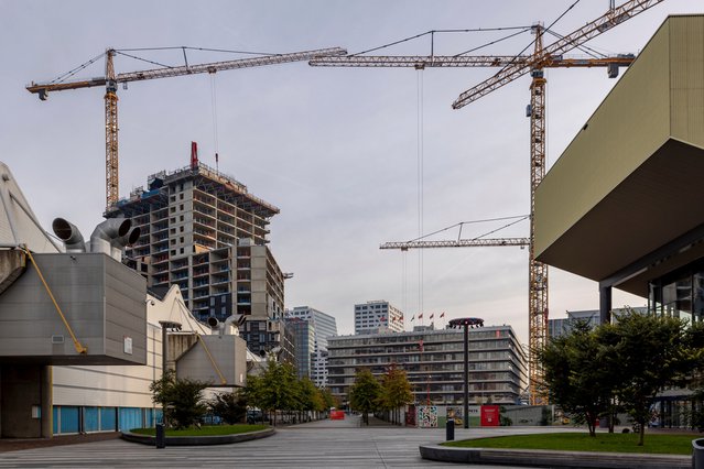 Bouwkranen in de buurt van Utrecht Centraal door Maarten Zeehandelaar (bron: Shutterstock)