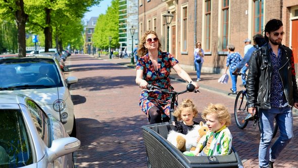 Fietsende dame, Leiden door Dutch_Photos (bron: shutterstock)