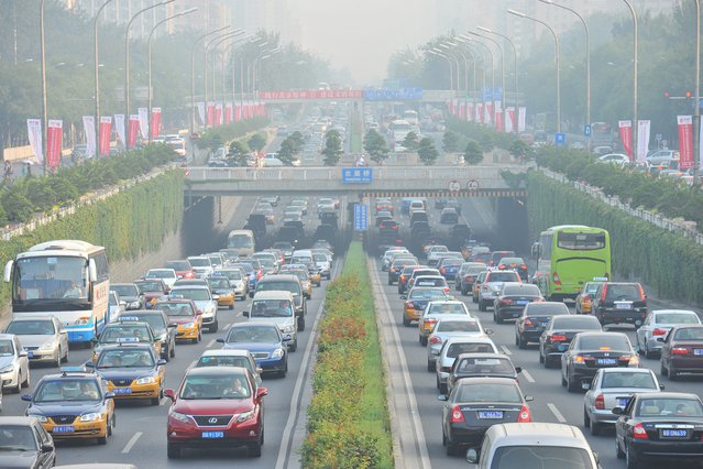 Verkeersopstopping en smog in het Central Business District van Beijing, China door Hung Chung Chih (bron: Shutterstock)