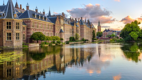 Het  Binnenhof aan het Hofvijver-meer in de stad Den Haag, Zuid-Holland, Nederland door Boris Stroujko (bron: Shutterstock)