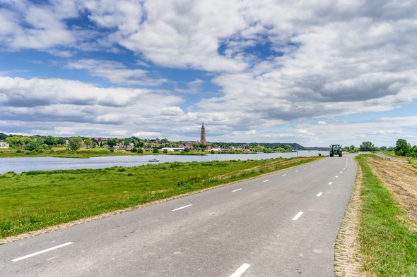 Zicht op gemeente Rhenen langs de Rijn door John Duurkoop (bron: Shutterstock)