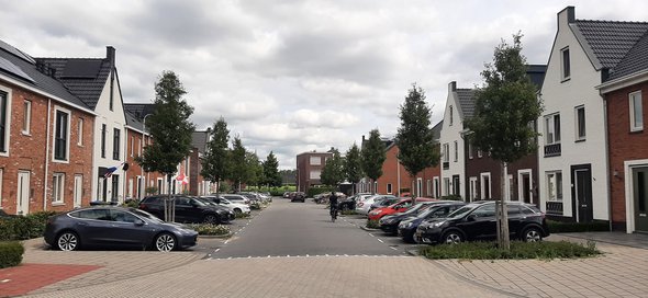 Vlielandstraat, degelijke ontwikkelaarswoningen, veel ruimte voor de auto door door Haan & Laan (bron: Haan & Laan)