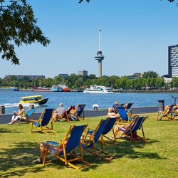 Mensen aan het relaxen op de Kop van Zuid, Rotterdam door R. de Bruijn_Photography (bron: shutterstock.com)