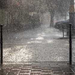 Regen in de stad. Weg, bestrating, auto in regen, dichtbij. Water spatten, morsen op de rijbaan. door Viktor Gladkov (bron: shutterstock)