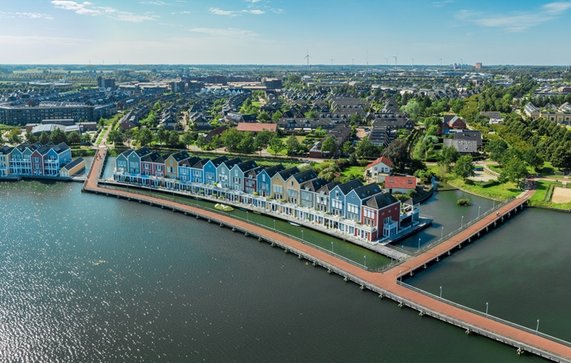 Luchtfoto van kleurrijke regenbooghuizen in Houten, Nederland door hans engbers (bron: shutterstock)