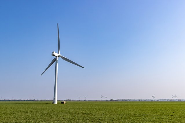 Nederlandse landbouwgrond met enorme windturbine door Foto Para Ti (bron: shutterstock)