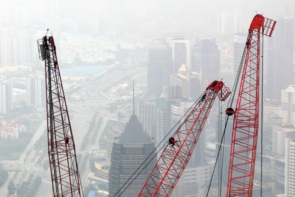 Beeld van de forse bouwwoede in Shanghai, de stad gaat schuil onder de smog. door Peggy und Marco Lachmann-Anke (bron: Pixabay)