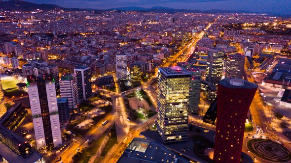 Vogelvlucht van Barcelona in de nacht door BearFotos (bron: Shutterstock)