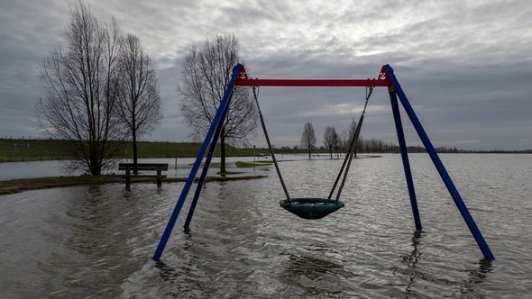 Overstroming bij rivier de Lek door MyStockVideo (bron: Shutterstock)