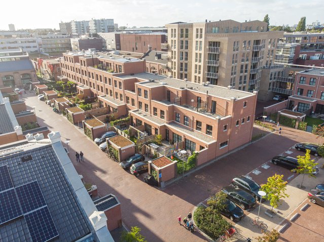 Nieuwbouwwijk in Amsterdam-Oost door StevenK (bron: Shutterstock)